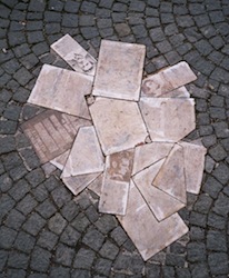 памятник "Белой розе" в Мюнхенском университете
