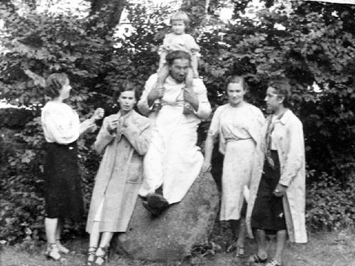 1938 год. Ружаны. Наўроцкі сядзіць на камені